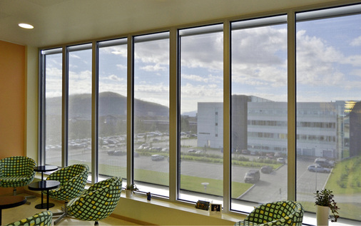 



Mit der Auswahl des textilen Behangstoffes kann die Transparenz und der Lichteintritt im Gebäude entsprechend der gewünschten oder erforderlichen Einsatzbedingungen hergestellt werden.
