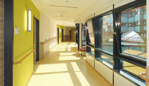 



In das KFW 70-Gebäude wurden rund 12 Mio. Euro investiert, um den Bewohnern ein selbstbestimmtes Leben in hellen, altengerechten Wohnbereichen zu ermöglichen.
