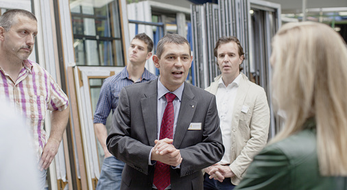 <p>
Vertriebsleiter Karl Bodensteiner erläutert den Händlerkunden die Produktion der Kunststoff-Fenster und -Türen.
</p>