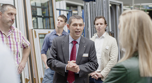 
Vertriebsleiter Karl Bodensteiner erläutert den Händlerkunden die Produktion der Kunststoff-Fenster und -Türen.
