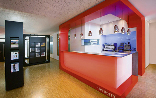 
Professionelle Schauraum- und Verkaufskonzepte stehen den Internorm-Vertriebspartnern zur Verfügung: Diese Erlebnisräume schaffen Differenzierung und können die Abschlussquote erhöhen.
