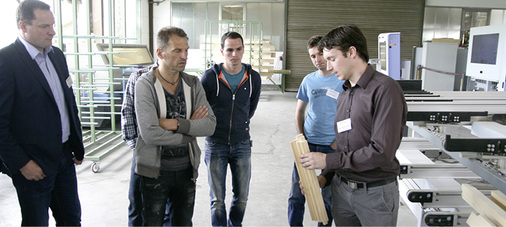 
Richard Prüller erläutert Fensterbau-Kollegen seine Eckverbindung im Produktionsprozess. Gerade wenn eine Investitionsentscheidung für eine neue CNC-Anlage ansteht, müssen Fragen zur Eckverbindung gelöst werden. 
