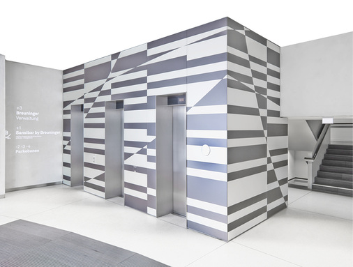 



Das „kantige“ Design setzen die Architekten durchgängig von der Fassade bis in die Innenräume um: Hier die gläsernen Aufzugsverkleidungen, die mit Designgläsern von Glas Trösch ausgeführt sind.
