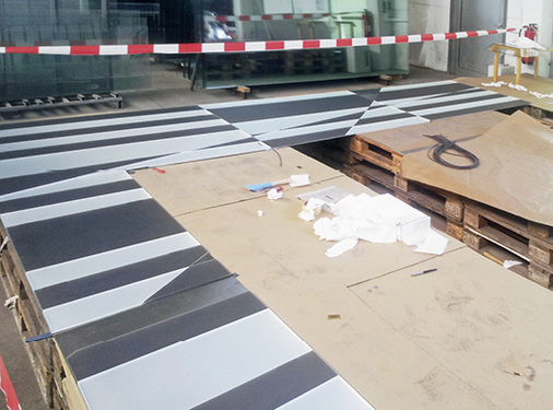 



Die Produktion der Designgläser erfolgte bei Glas Trösch in Kempten. Hier im Werk die Zusammensetzung der Aufzugsverkleidung (s.o.).
