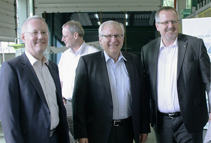 <p>
v.l.: Dr. Bernhard Söder und Martin Schwarz, zwei Mitglieder des neuen Führungsteams von Arnold Glas, sowie Hans-Joachim Arnold, der in den Aufsichtsrat gewechselt ist. Im Hintergrund Dr. Klaus Huntebrinker.
</p>