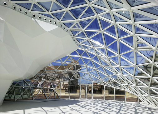 



Siegergebäude beim Isolar Wettbewerb im Segement „Repräsentativstes Projekt“: Der Palazzo Ex Unione Militare in Rom mit der 1800 m² großen Stahl-Glas-Konstruktion aus über 1500 dreieckigen Glasunikaten. 
