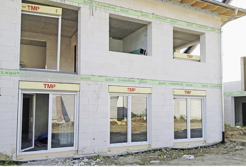 



Aufsatzkästen sind die optimale Lösung, wenn der Einbau in der Flucht des Mauerwerks erfolgen muss, um die Fenster möglichst bündig einzubauen.
