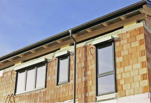 



Viele Hersteller bieten heute Kastensysteme für den Einbau von Rollläden, Raffstoren und Sonnenschutzanlagen innerhalb der Dämmschicht an.
