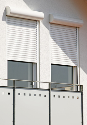 



Vorbaurollladenkästen sind vor allem bei der Nachrüstung eine sinnvolle Alternative ohne viel Aufwand.
