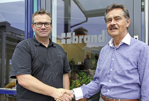
Wilhelm Schneider, Verkaufsleiter Appliances & Components, Sika Deutschland (r.) beglückwünscht Stefan Brand zur Fertigungserweiterung.
