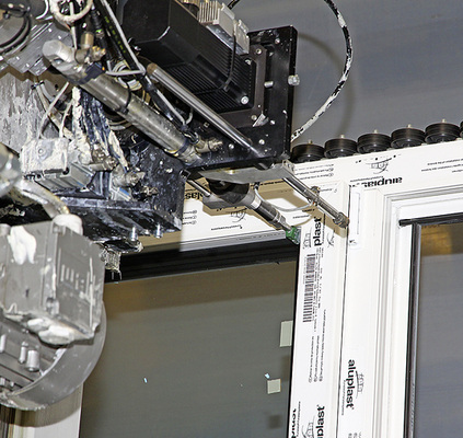 
Bei Brand werden die Gläser vollautomatisch durch zwei Klebeautomaten von Urban in den Flügelrahmen …
