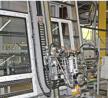 
… innerhalb des Produktionsflusses eingeklebt. Im Sonderbau verwendet das Unternehmen eine Klebe-Handapplikation mit Klebstoffpumpe.
