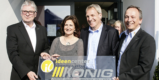 



Anlässlich der Neubaueröffnung überreichte Klaus Gayko die Auszeichnung Ideencenter an Uschi und Jürgen Schönenborn von Rolladen König.
