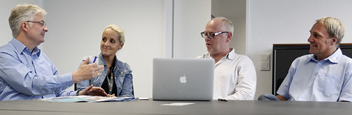 
Sehr engagiert und überzeugend berichtet Klaus Gayko beim Redaktionsgespräch über seine Ideen. (v. l. Klaus Gayko, Carmen Gayko, Olaf Vögele, Jürgen Schönenborn) 
