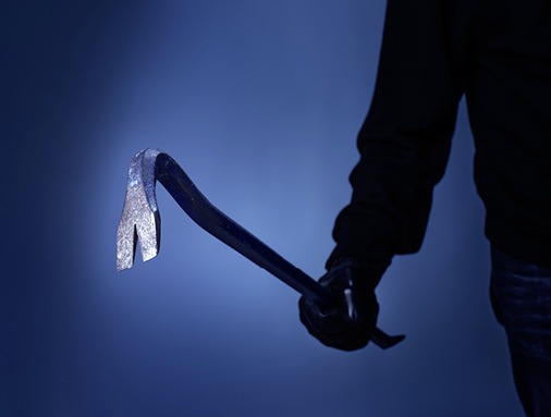 



Der sogenannte Kuhfuß ist nach der Einbruchnorm zwar klassifiziert und damit in der Länge vorgeschrieben, Einbrecher halten sich aber leider nicht daran. 
