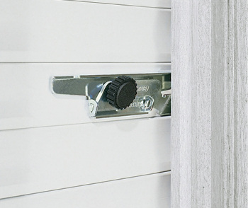 
Lösungen wie diese sichern bei richtiger Anwendung den Rollladenpanzer zwar gegen ein Anheben, werden wegen der umständlichen Bedienung bei geöffnetem Fenster aber oft sehr unregelmäßig benutzt.
