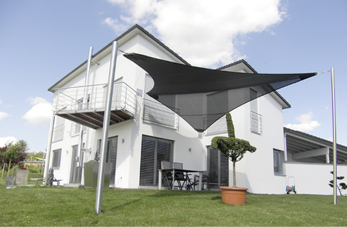



Wenn mit Markisen mal gar nichts geht, bieten Sonnensegel mit ihren Vielecken einen sehr großen Variantenreichtum und damit effiziente Lösungen für viel Schatten. 
