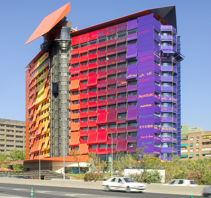 <p>
</p>

<p>
Weiche harmonische Farbübergänge an der Fassade zusammen mit dem textilen Sonnenschutz wurden beim Hotel Puerta America in Barcelona perfekt vom französischen Architekten Jean Nouvel in Szene gesetzt. 
</p> - © Foto: Hotel Puerta America

