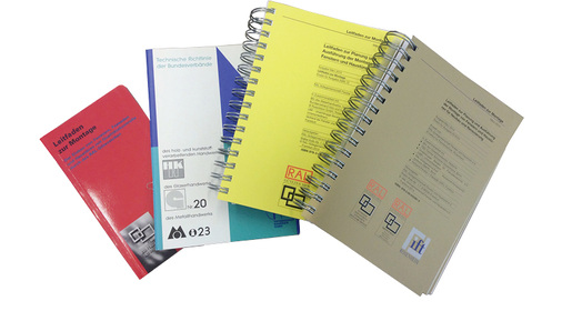 
1994 kam der Montageleitfaden noch mit unter 100 Seiten im Broschürenformat aus. Mittlerweile ist die aktuelle Version auf veritable 300 Seiten angewachsen.
