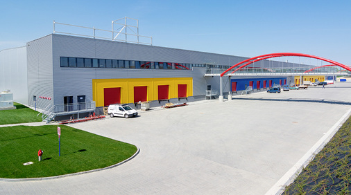 
Das „Europäische Zentrum für Bauelemente“ ist in etwa so groß wie sieben Fußballfelder und hat rund 50 Mio. Euro verschlungen. 
