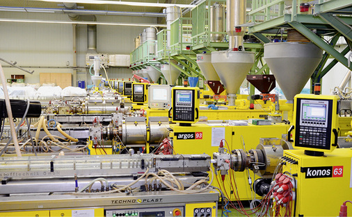 
Mit der Profilentwicklung wurde 2007 begonnen. Das Unternehmen verfügt über eigene Mischanlagen und Extrusionsmaschinen.
