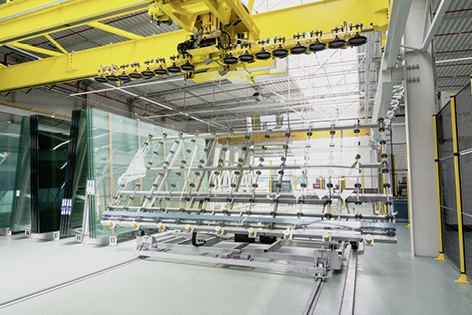 
Glasbeladung mittels taktzeitoptimiertem „fly-over“ Portalkransystem.
