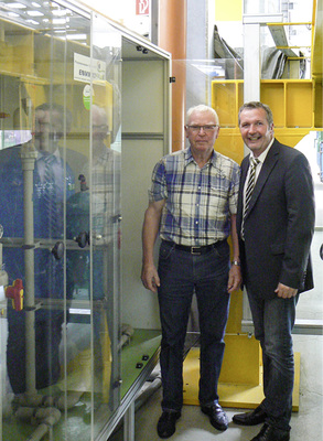 <p>
Dietmar Henze (l.), Geschäftsführer von Henze-Glas und Christoph Gilles, Produktmanager bei EnviroFalk bei der Übergabe und Einweisung der Zwei-Zonen-Reinwasser-Kreislaufanlage.
</p>