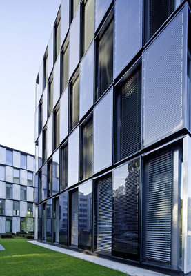 



Das Fassadenkonzept besteht aus zwei Typen. Die Hauptfassade basiert auf einer Variation einer Doppelfassade. Der inneren, thermisch wirksamen Schicht der Elementfassade ist nur jedes zweite äußere Paneel einer Doppelfassade vorgehängt.
