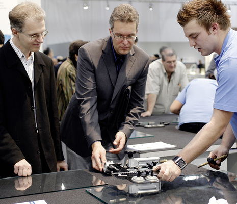 <p>
</p>

<p>
Informieren, ausprobieren, selbst Hand anlegen – im „Zentrum Handwerk“ finden Glasverarbeiter viele Fachinformationen und Inspirationen für die tägliche Arbeit.
</p> - © Fotos: Messe Düsseldorf

