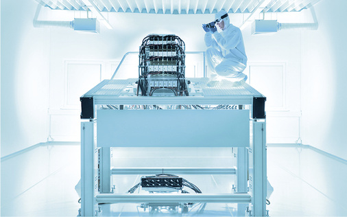 
Anwender aus der Glasindustrie können mit dem Activation Line 300-Lasersystem durch gezieltes Bestrahlen großflächig Glasberflächen gleichmäßig erwärmen, um so Beschichtungen zu aktivieren.



