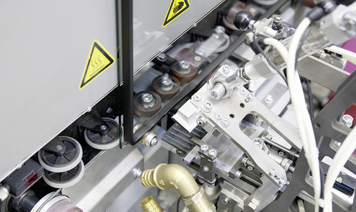 
Der neue TPS Applikator ermögliche beim Auftragen einen Abschluss, der im eingebauten Zustand kaum sichtbar ist. Dazu wird in einem eigenen Arbeitsschritt das TPS-Material an der Verschlussstelle in einer Formkammer verpresst.
