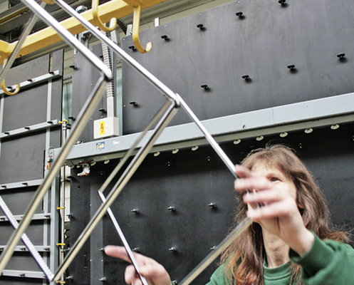 
Auch die Beleuchtung ist wichtig: Manche bei Tageslicht deutlich erkennbare Fehler sind bei schlechten Lichtverhältnissen nicht zu sehen. 
