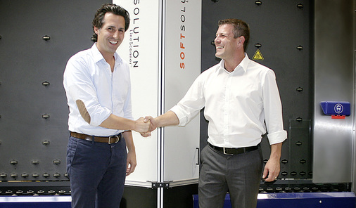 



Tom Porschen, Geschäftsführer und Eigentümer von Thermopor (l.) mit Markus Stefan von Softsolution vor der neu installierten Scanner-Einheit in Merzenich, dem weltweit 200. ausgelieferten LineScanner.
