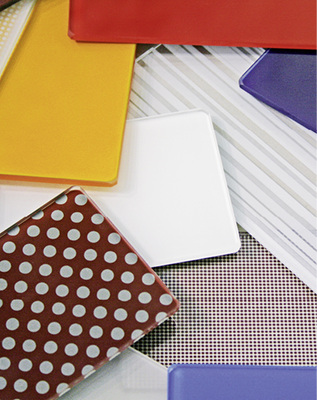 
Zur Bedruckung von Flachglas gibt es heute unterschiedliche Verfahren. Im Vorfeld einer Anschaffung sollte der Verarbeiter deshalb das Einsatzgebiet genau definieren.
