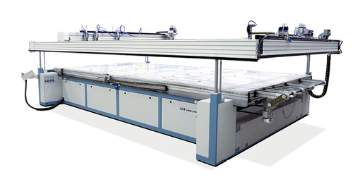 
Siebdruckanlagen erlauben einen Farbauftrag bis zu 30 µm im Einmalauftrag. Damit können vollflächige transluzente Bedruckungen wirtschaftlich realisiert werden.
