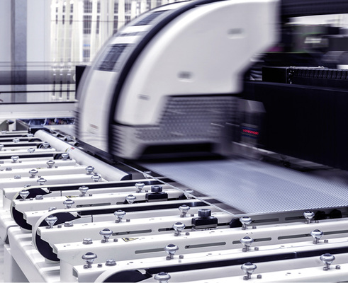 
Die Maxi-Scheiben werden im Mehrschicht-Druck so bedruckt, das unterschiedliche Bilder und Designs auf der Innen- und Außenseite der Scheibe umgesetzt werden können. 
