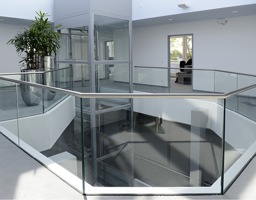
Das neue EasyMount Vario Balustradensystem von Bohle lasse sich schnell montieren und biete zudem eine Reihe von Einstellmöglichkeiten an der Innenseite. 
