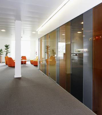 
Auch in Innenräumen lassen sich die Lamex Tissue Gläser anwenden. Dabei sind auch bunte Metalleinlagen umsetzbar.
