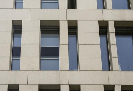 
Unschön ist bei der DIN 18008-2, dass das Problem „handtuchformatiger“ 3-fach-Isoliergläser ab ca. 0,85 m kurzer Kantenlänge beginnt. Ein großer Teil dieser ISO lässt sich unter Norm-Randbedingungen nicht mehr nachweisen. Hier sind ortshöhenindividuelle Bemessungen oder vorgespannte Glasarten erforderlich.
