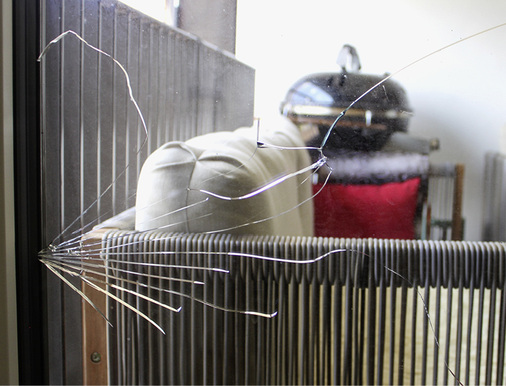 
Zu hohe punktuelle thermische Belastungen sind häufig Auslöser für Glasbruch: Der Grill im Hintergrund stand vor dem Bruch direkt vor der Isolierglasscheibe. 
