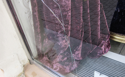 
Der schwere Vorhang verursachte eine örtliche Erwärmung des Schaufensterglases und einen doppelten thermischen Bruch beider VSG-Einzelscheiben.
