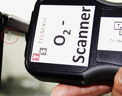 
. . . mittels Scanner werden später von außen, d. h. ohne Verletzung der ISO-Einheit, die relevanten Daten, unter anderem der Gasfüllgrad abgelesen. 
