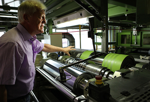 
Wolfgang Bauer, Leiter Qualitätsmanagement, erläutert Details zu den Werkstoffen.
