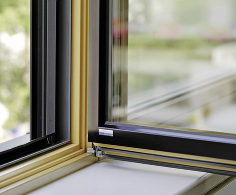 



Der Abstandhalter der ISO-Einheit spielt bei wärmetechnisch optimierten Fenstern eine entscheidende Rolle für die Zertifizierung als Passivhaus-Komponente. Hier ein Siegerfenster System Alu2Holz des Passivhaus Fenster Component Awards 2014. 
