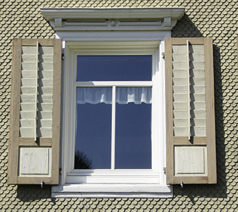 
Werden Holzfenster und frei bewitterte Holzelemente regelmäßig kontrolliert, gewartet und gegebenenfalls auch renoviert, so kann man sich viele Jahrzehnte lang daran erfreuen.
