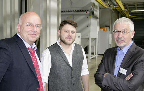 <p>
Siegfried Eberle (Eberle GmbH), Stefan Taig (Wertbau) und Eduard Appelhans diskutieren über die Fertigungssteuerung bei Holzfensterbetrieben. 
</p>