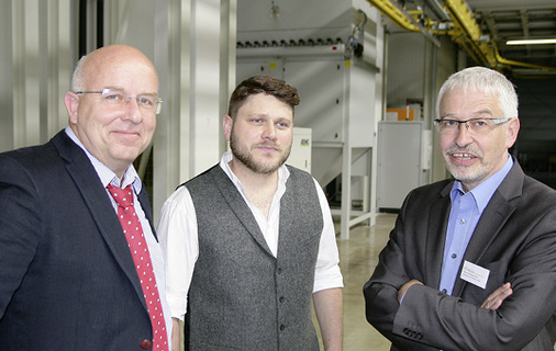 
Siegfried Eberle (Eberle GmbH), Stefan Taig (Wertbau) und Eduard Appelhans diskutieren über die Fertigungssteuerung bei Holzfensterbetrieben. 
