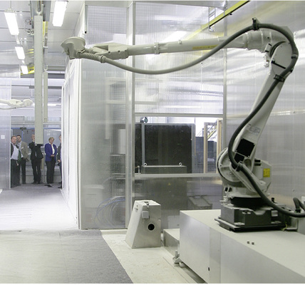 
Endbeschichtung bei Wertbau unter Beobachtung: Spritzroboter von Fanuc beschichten mit Remmers Induline DW 690.
