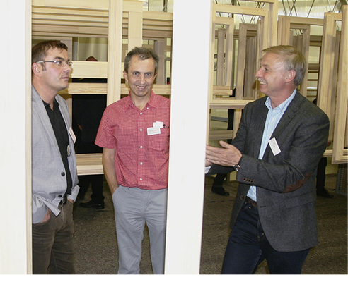 <p>
Wie macht es der Wettbewerb? Klaus Scheuring (l.) und Remo Wecklein (r.) im Gespräch mit Christian Schulz (Oppold System).
</p>