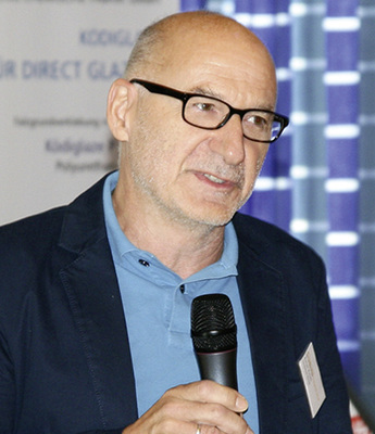 
Rainer Rutsch: „Einer CNC-Anlage beim Arbeiten zuzuschauen ist wie Eisenbahnspielen – nur viel teurer." 
